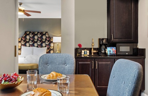 Fillmore District Resort | Modern Suite Surrounded by World-Class Art w/Free WiFi & Breakfast