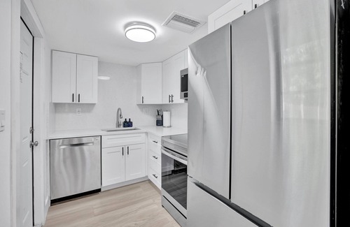 Tarpon River House | Modern Sunny Retreat, Close to Downtown