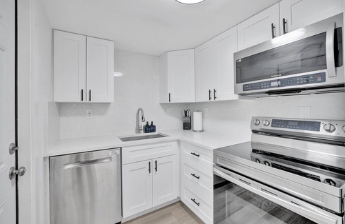Tarpon River House | Modern Sunny Retreat, Close to Downtown