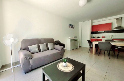 La Jetee Apartment | Modern T3 Apartment, Pool, Garage - Close to Beach in Canet-en-Roussillon - Sleeps 4