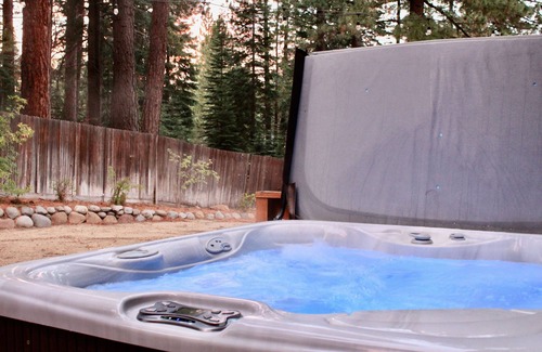 Ponderosa Palisades House | Modern Tahoe cabin: A/C, hot tub, ping pong, EV charger, family friendly