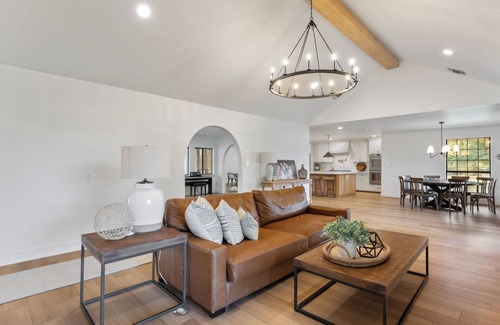 Fair Oaks Ranch House | Modern Texas Farmhouse on 2.5 Gated Acres, Spacious, Private, One-of-a-Kind