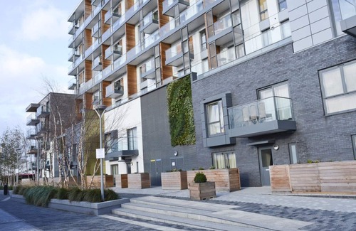 Peninsula Apartment | Modern Three bedroom apartment R0168
