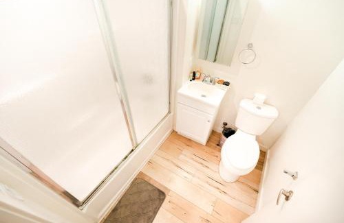 Wilshire Apartment | Modern Three Bedroom Loft with 3 Levels sleep 10 ppl in Hollywood