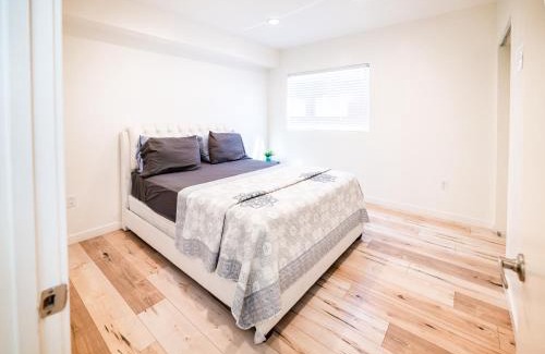 Wilshire Apartment | Modern Three Bedroom Loft with 3 Levels sleep 10 ppl in Hollywood