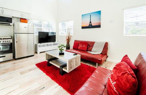 Wilshire Apartment | Modern Three Bedroom Loft with 3 Levels sleep 10 ppl in Hollywood