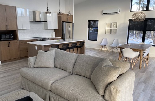 Northwest Cove House | Modern three bedroom with Panoramic Oceanview