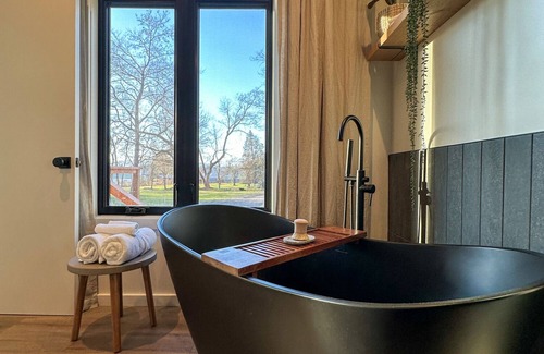 Milroy Cabin | Modern Tiny Home/With Hot Tub!