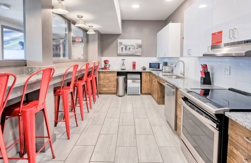 Old North Columbus House | ⭐Modern Tiny Studio 🌃 Laundry Room⏺️Parking🚗Fitness Gym💪| Extended Stay Ready