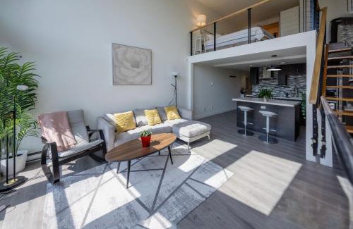 Downtown Vancouver Apartment | Modern top-floor 1-bedroom loft with free parking