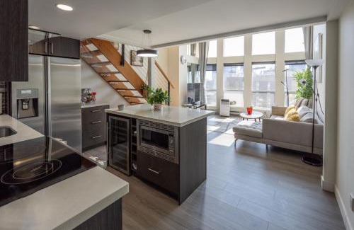 Downtown Vancouver Apartment | Modern top-floor 1-bedroom loft with free parking