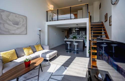 Downtown Vancouver Apartment | Modern top-floor 1-bedroom loft with free parking