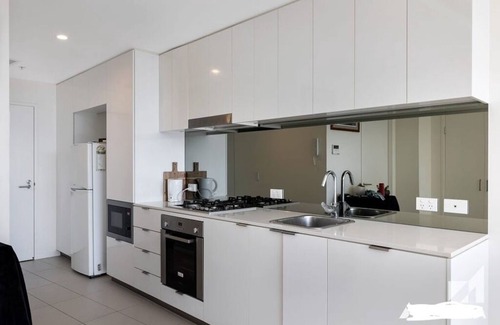 Newstead Apartment | Modern top floor, entire unit with parking, pool & gym