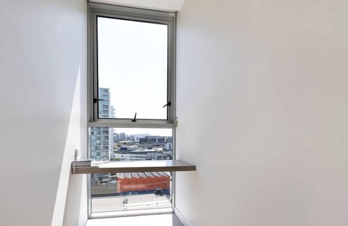 Newstead Apartment | Modern top floor, entire unit with parking, pool & gym