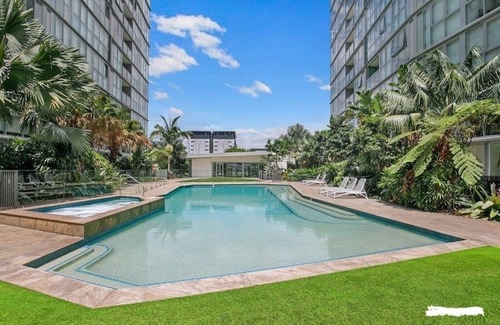 Newstead Apartment | Modern top floor, entire unit with parking, pool & gym