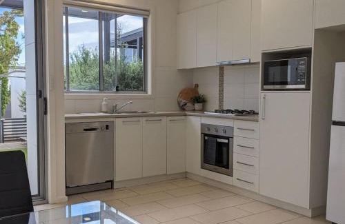 Crace House | Modern townhouse in Crace