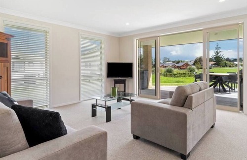 Te Aroha House | Modern Townhouse metres from Cycleway