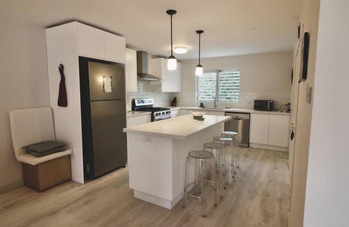 Worthing House | Modern Townhouse w/Garden View + Walking Distance to Beach