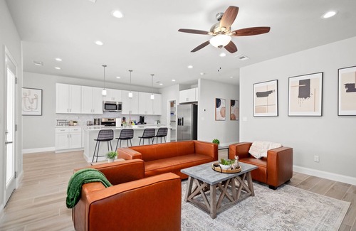 Cedar Crest House | Modern Tropical 5 BR/8 BEDS Home in Heart of Dallas