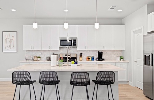 Cedar Crest House | Modern Tropical 5 BR/8 BEDS Home in Heart of Dallas