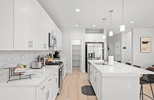 Cedar Crest House | Modern Tropical 5 BR/8 BEDS Home in Heart of Dallas