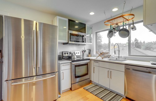 Tukwila Apartment | Modern Tukwila Apartment w/ Balcony Near Airport!
