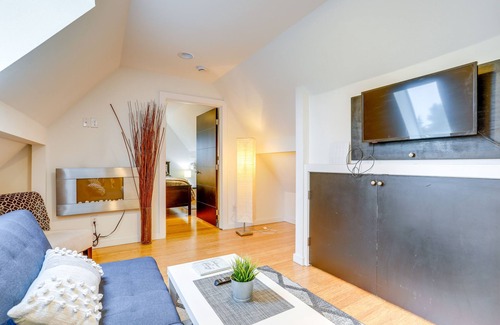 Tukwila Apartment | Modern Tukwila Apartment w/ Balcony Near Airport!