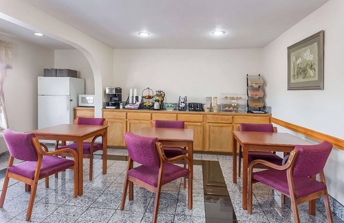 Austin Ave. Hotel | Modern Unit in Knights Inn Franklin Ave Waco, Parking,