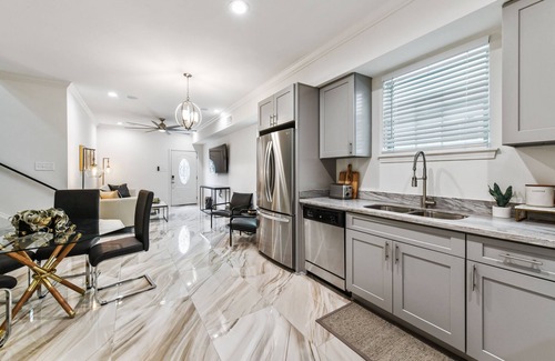 Tulane - Gravier House | Modern Upscale 5BR/5BA (4 en suite) Home near Superdome and French Quarter