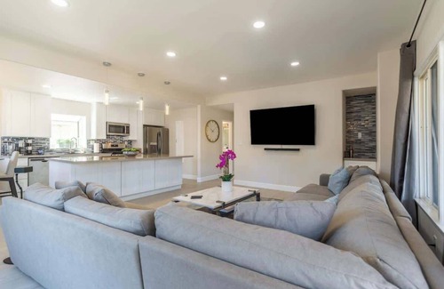 Hillcrest House | Modern upscale home, 2bd 2bth, Pr Patio, 1 Blk>Zoo