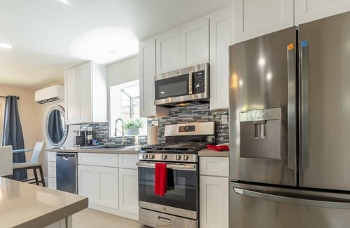 Hillcrest House | Modern upscale home, 2bd 2bth, Pr Patio, 1 Blk>Zoo