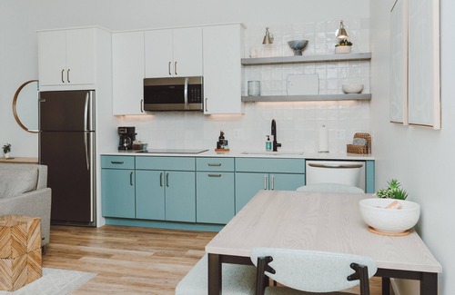 Knoxville Apartment | Modern urban flat sleeps 4. Quiet and walkable close to restaurants and bars.