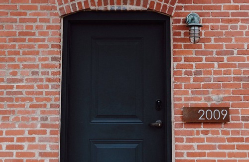 Knoxville Apartment | Modern urban flat sleeps 4. Quiet and walkable close to restaurants and bars.