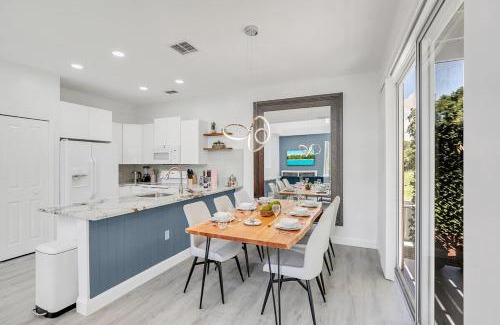 Windwood Bay House | Modern Vacation Home Minutes Away From The Parks