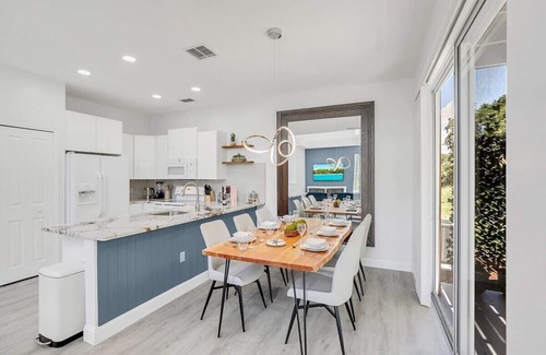 Windwood Bay House | Modern Vacation Home Minutes Away From The Parks