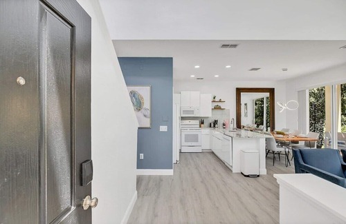 Windwood Bay House | Modern Vacation Home Minutes Away From The Parks