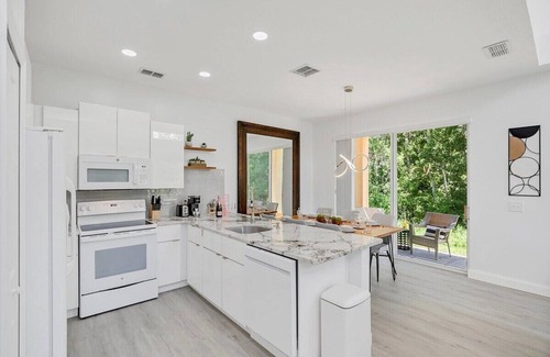 Windwood Bay House | Modern Vacation Home Minutes Away From The Parks