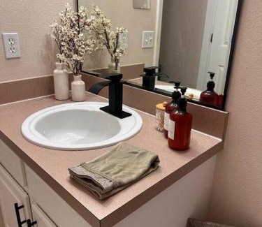 Windwood Bay House | Modern Vacation Studio Minutes Away From The Parks