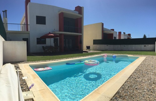 Sao Pedro da Cadeira Villa | Modern villa near Ericeira with pool and sea view