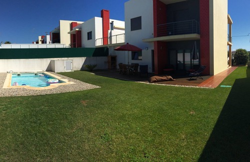 Sao Pedro da Cadeira Villa | Modern villa near Ericeira with pool and sea view