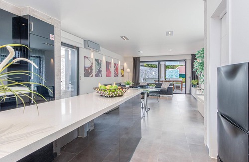 Bon Relax House | Modern Villa with Pool, AC, WiFi, BBQ, and Parking in Sant Pere Pescador