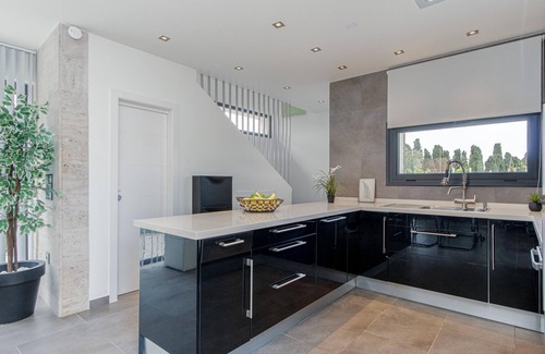 Bon Relax House | Modern Villa with Pool, AC, WiFi, BBQ, and Parking in Sant Pere Pescador