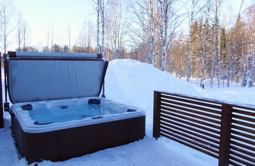 Sonka Cottage | Modern Villa Lumikko with outdoor hot tub.