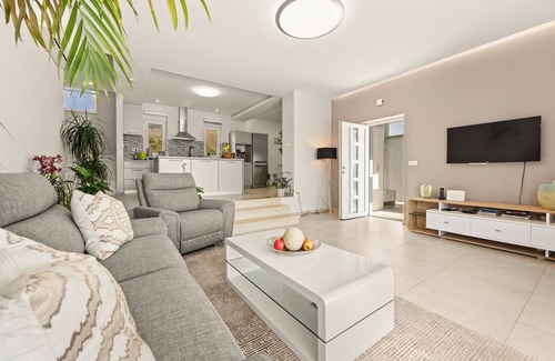 Viskovici Villa | Modern Villa Novek with Pool and Sea View