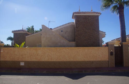 Quesada Villa | Modern villa with HEATED POOL & 400 m from the spa La Laguna hotel