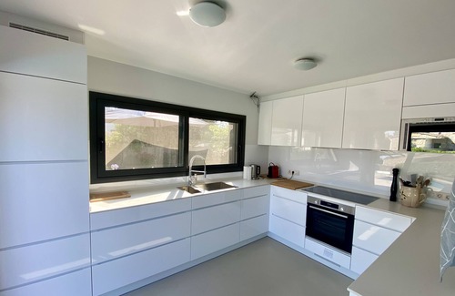 L'Escala Villa | Modern villa with private pool & garden, excellent location beach/historic.