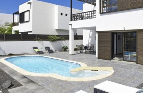 Costa Teguise Villa | Modern villa with sea views