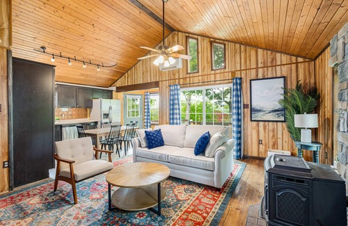 Berkeley Springs Ski Chalet | Modern w Mountain Views, Hot Tub, Deck & Fire Pit