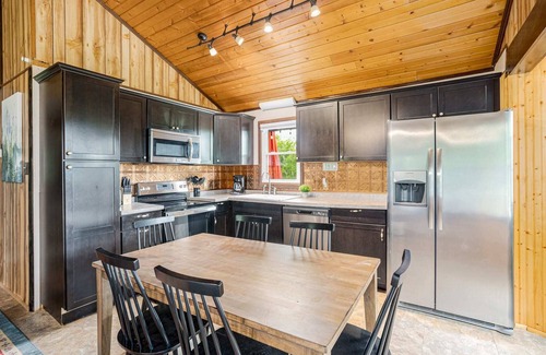 Berkeley Springs Ski Chalet | Modern w Mountain Views, Hot Tub, Deck & Fire Pit