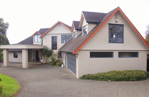 Warkworth House | Modern warm house short 5 minute drive from Matakana. Walk to great vineyards